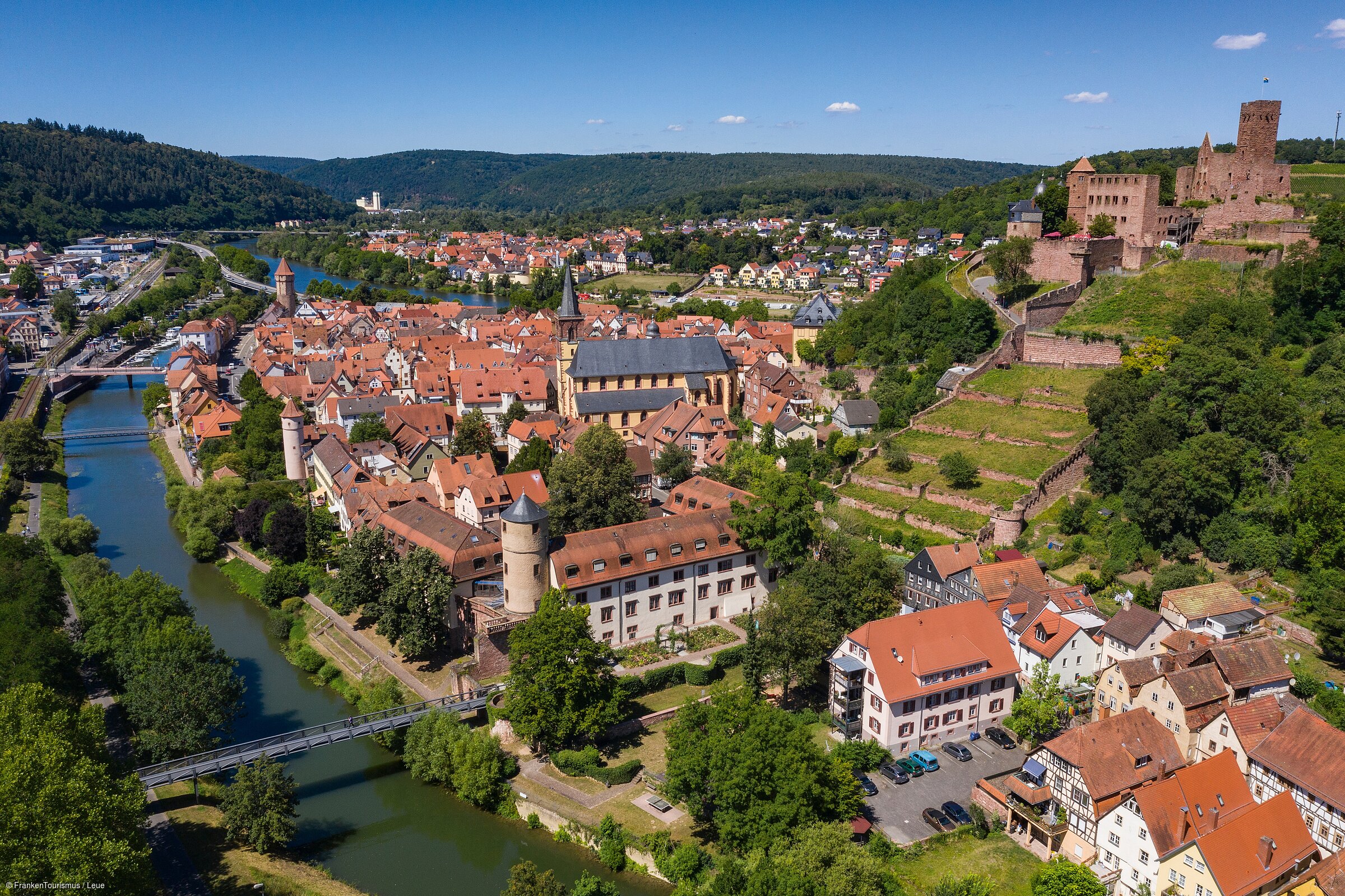 Burg Wertheim mit Altstadt-Perspektive (Luftaufnahme) und Main (Wertheim/Liebliches Taubertal)
