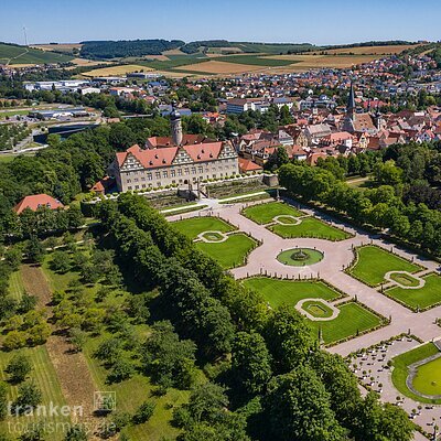 Schloss Weikersheim mit Luftaufnahme Schlossgarten (Weikersheim/Liebliches Taubertal)