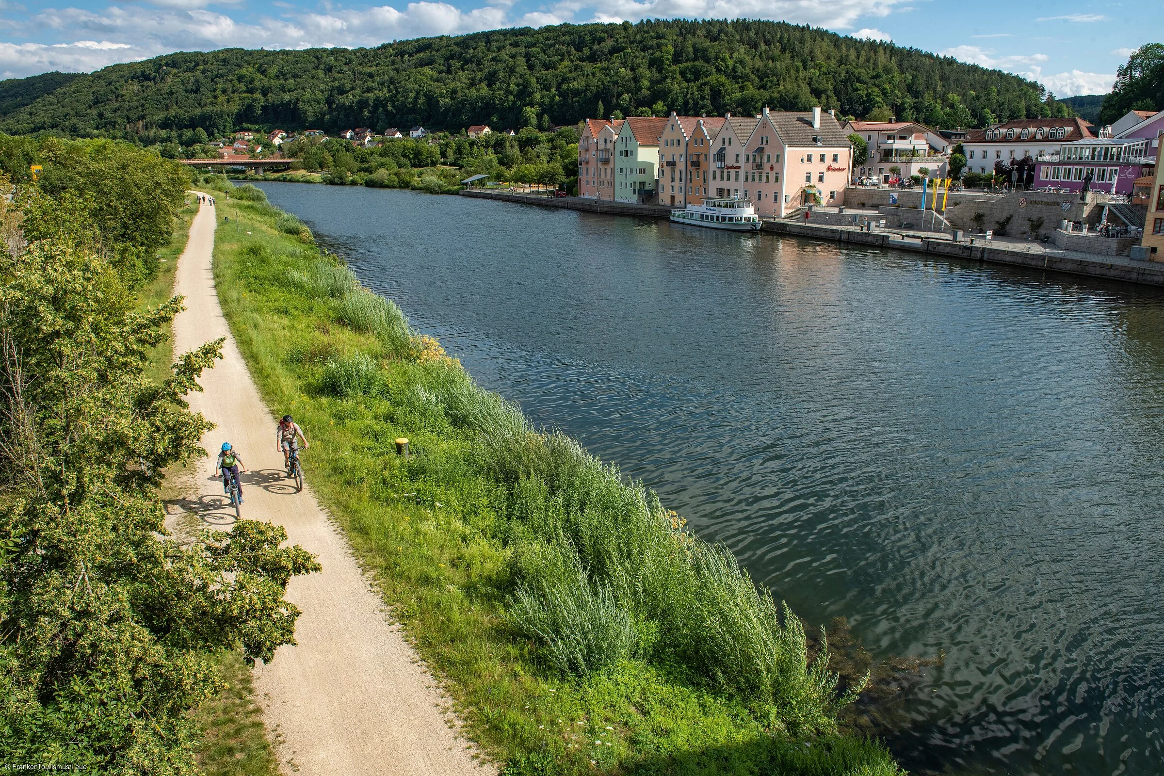 Radler entlang des Main-Donau-Kanals bei Riedenburg (Riedenburg/Naturpark Altmühltal)