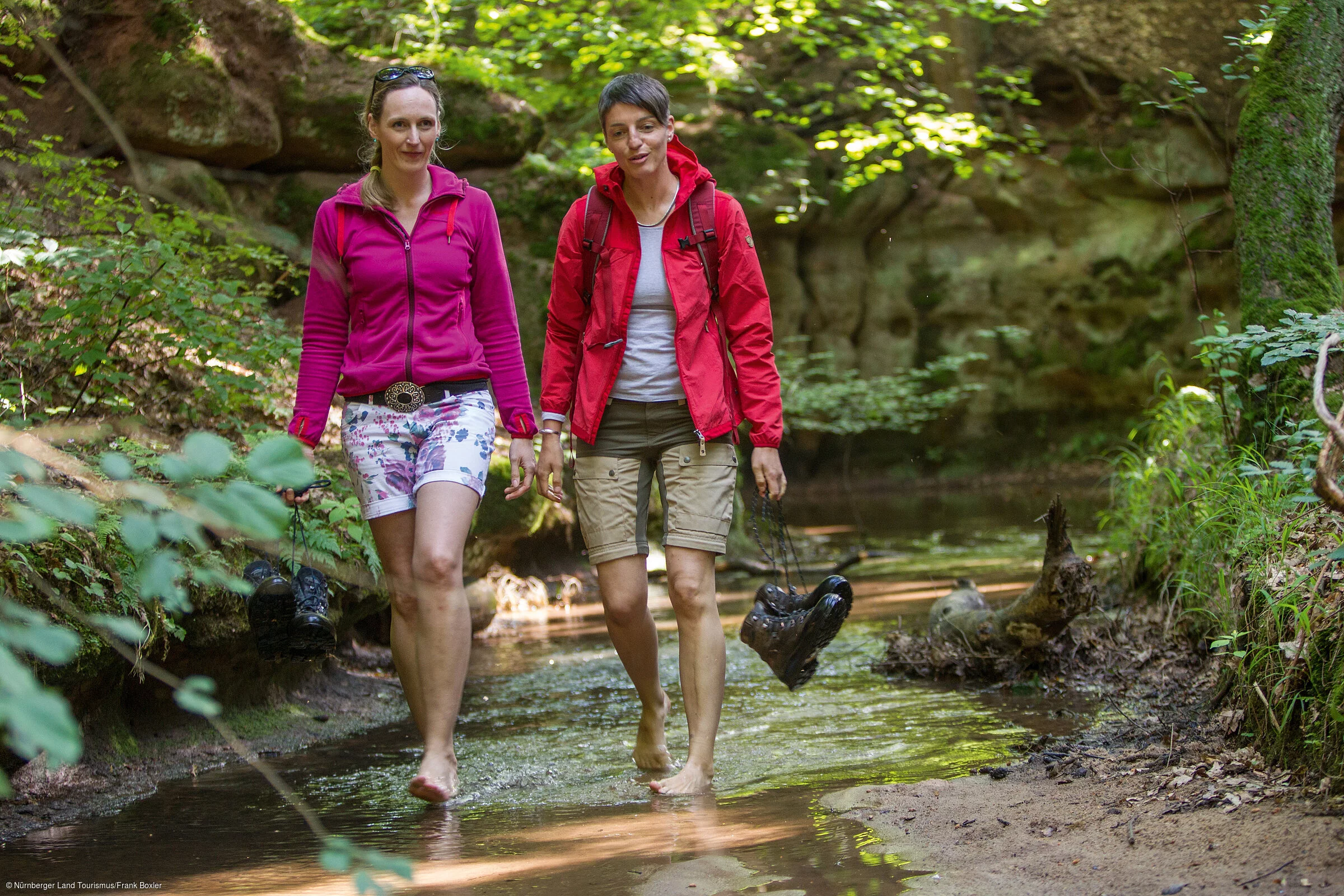 Wanderer in der Bitterbachschlucht (Nürnberger Land)