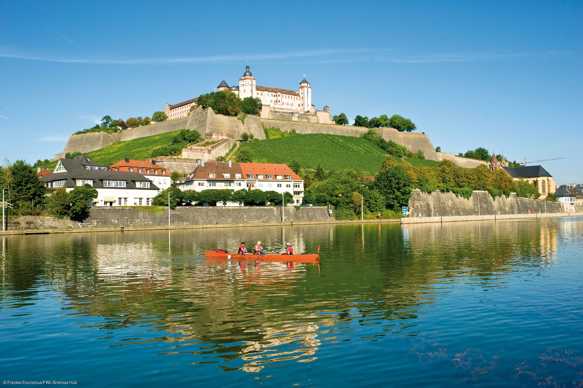 Kanufahrt auf dem Main mit Festung Marienberg im Hintergrund