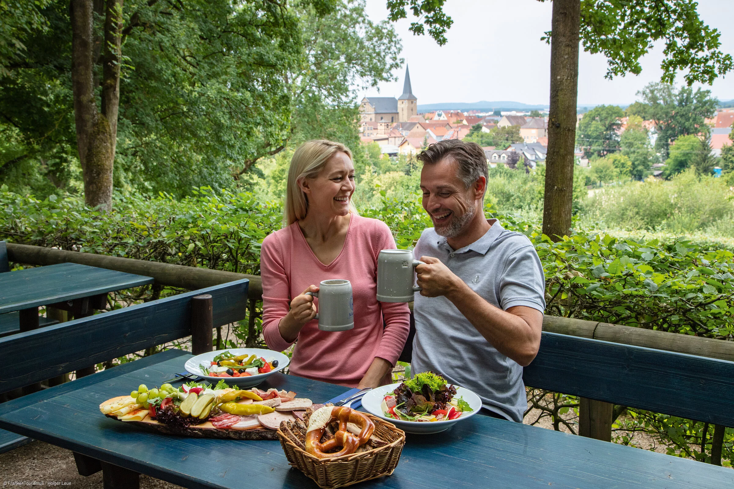 Brotzeit und Kellerbier im Biergarten/Bierkeller St. Georgenbräu (Buttenheim, Fränkische Schweiz)