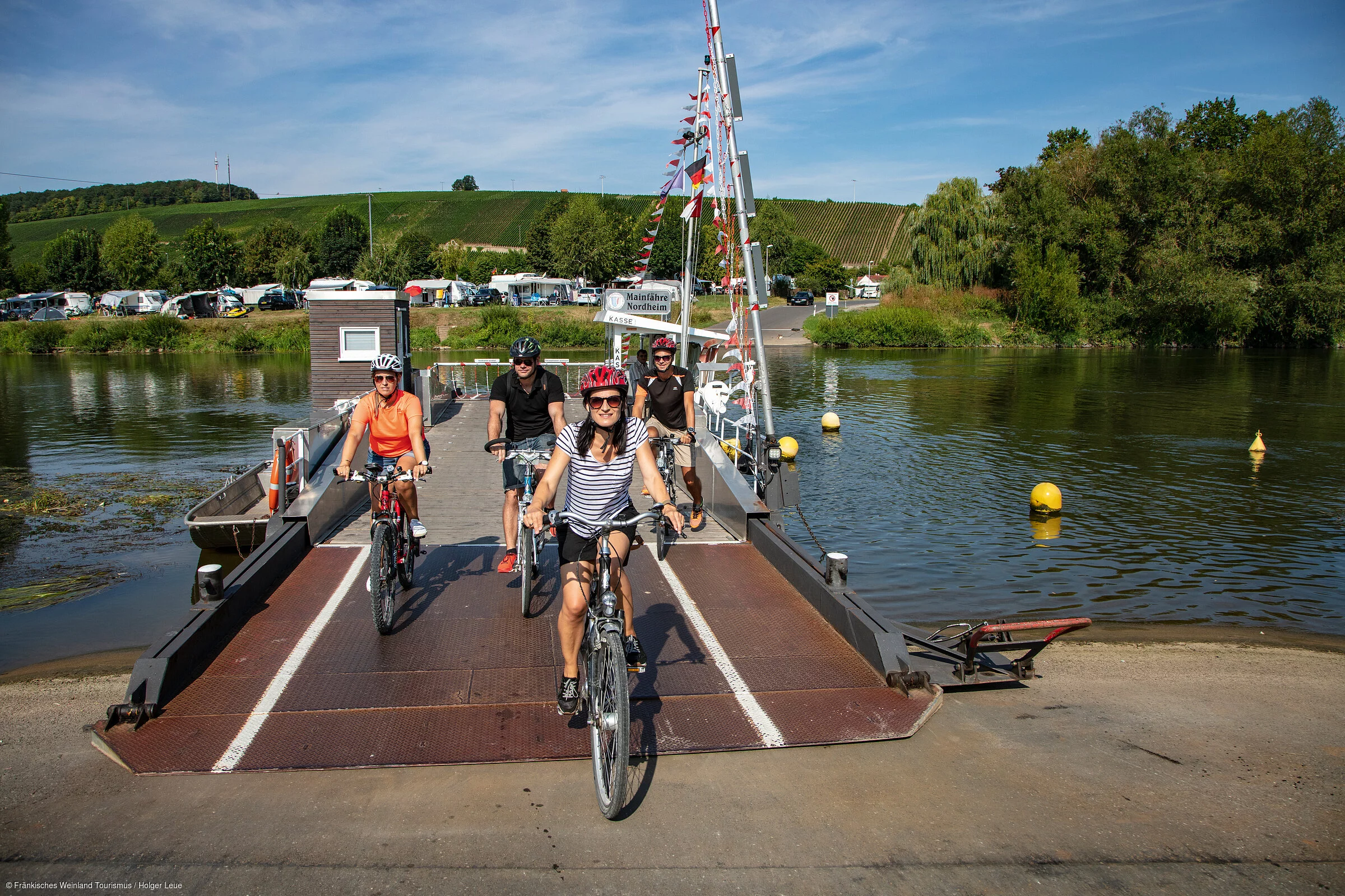 Radfahrer auf der Mainfähre (Nordheim a. Main/Fränkisches Weinland)