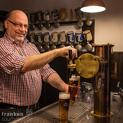 bier_0792___brewmaster-josef-lindner-of-brauerei-drei-kronen-brewery-schesslitz-franconia-bavaria-germany.jpg