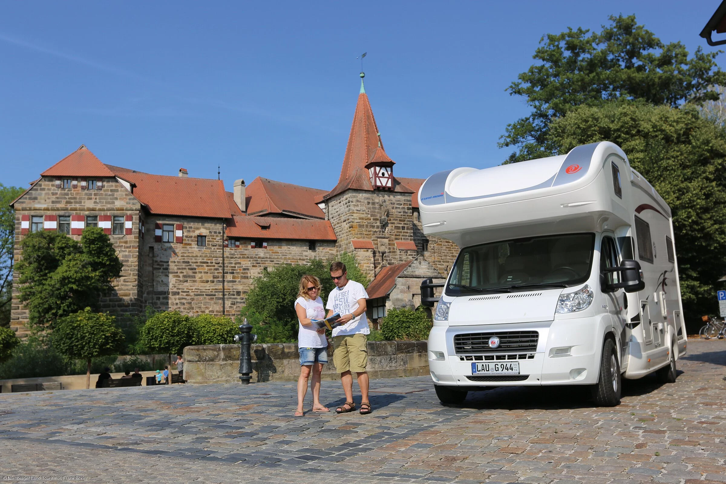 Wohnmobil vor dem Wenzelschloss (Lauf a.d.Pegnitz, Nürnberger Land)