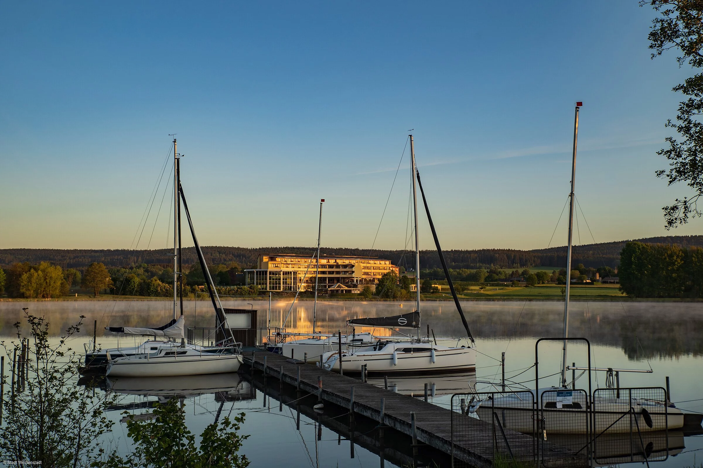 Blick über den Weißenstädter See auf das Kurzentrum