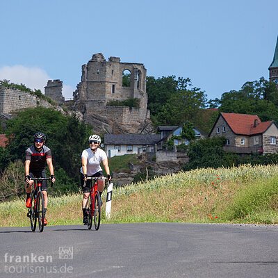 Radfahren vor der Burgruine Altenstein (Haßberge)