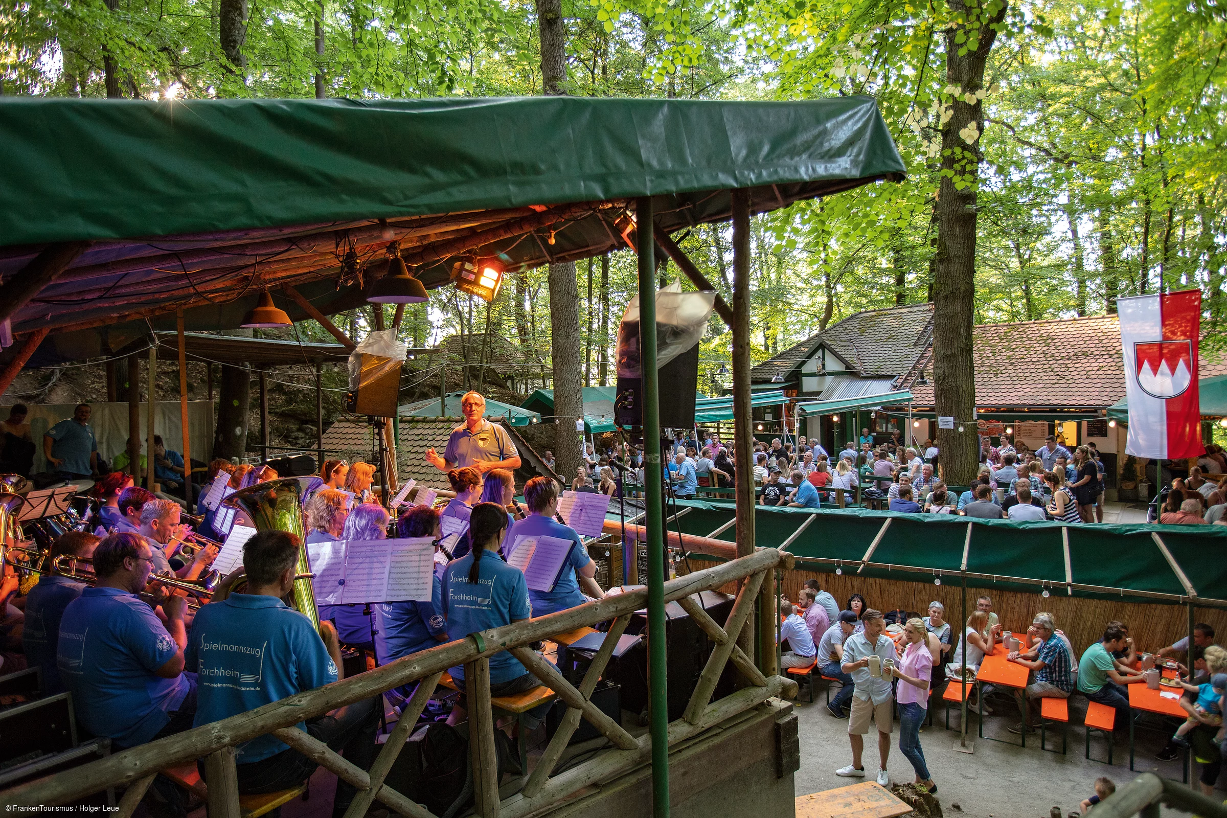 Auf dem Forchheimer Annafest (Forchheim, Fränkische Schweiz) Auf mehrere Plätze verteilt sind viele feiernde Menschen zu sehen