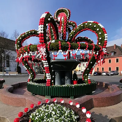 Geschmückter Osterbrunnen in Weißenstadt