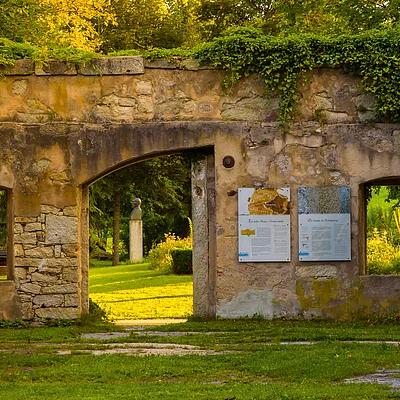 Historische Ruinen im Kurpark Weißenstadt