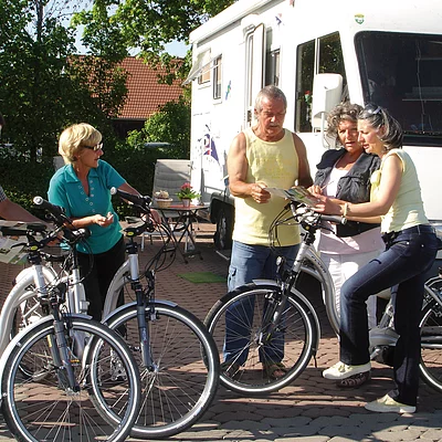 Radler am Wohnmobilstellplatz der FrankenTherme