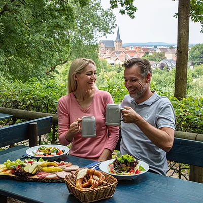 Brotzeit und Kellerbier im Biergarten/Bierkeller St. Georgenbräu (Buttenheim, Fränkische Schweiz)