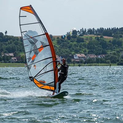 Windsurfer und Kitesurfer nahe dem Seezentrum Allmannsdorf am Großen Brombachsee (Fränkisches Seenland)