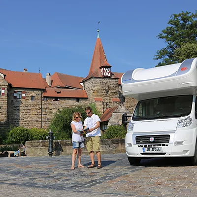 Wohnmobil vor dem Wenzelschloss (Lauf a.d.Pegnitz, Nürnberger Land)