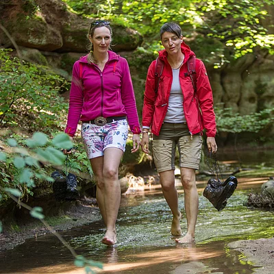 Wanderer in der Bitterbachschlucht (Nürnberger Land)