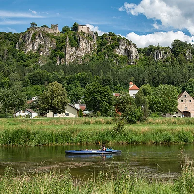 Burgruine Schloss Arnsberg mit Kanufahrer auf der Altmühl (Kipfenberg/Naturpark Altmühltal)