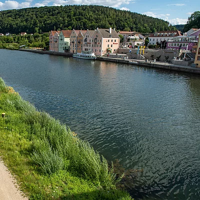 Radler entlang des Main-Donau-Kanals bei Riedenburg (Riedenburg/Naturpark Altmühltal)