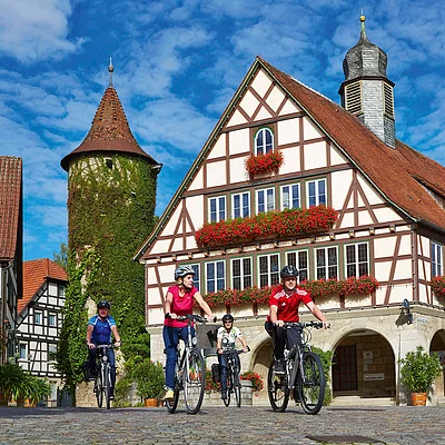 Radfahrer vor dem Rathaus (Liebliches Taubertal)