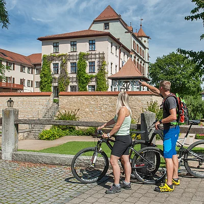 Radler vor Stadtschloss Treuchtlingen (Treuchtlingen, Naturpark Altmühltal)