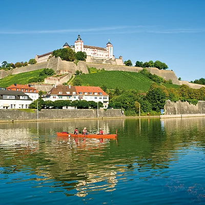 Kanufahrt auf dem Main mit Festung Marienberg im Hintergrund