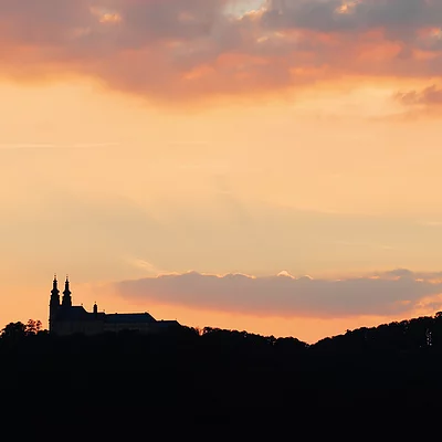 Kloster Münsterschwarzach bei Abenddämmerung