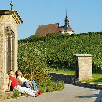 Rastende Wanderer an der Wallfahrtskapelle Maria im Weingarten