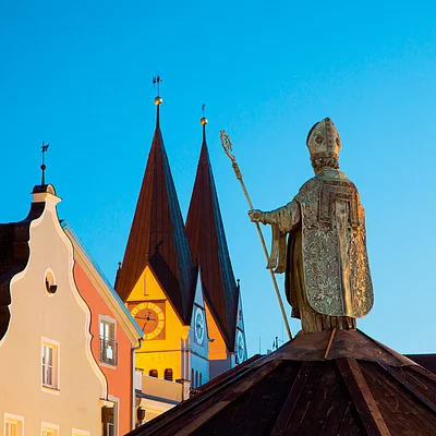 Bischofsstatue am Willibaldsbrunnen (Eichstätt, Naturpark Altmühltal)