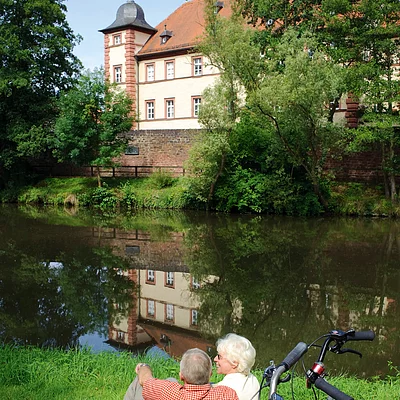 Radler vor dem Huttenschloss