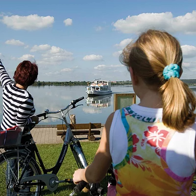 Radler mit der "MS Altmühlsee" im Hintergrund