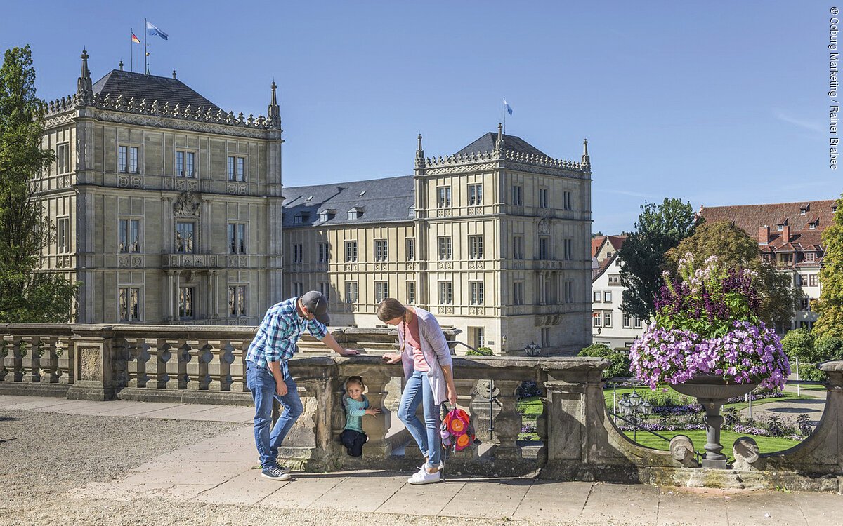 Schloss Ehrenburg mit Arkaden - Familienausflug