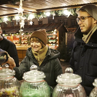 Einkaufen auf dem Weihnachtsmarkt