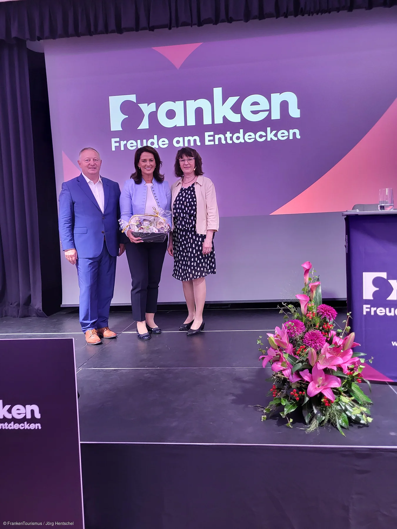 Bayerische Staatsministerin Michaela Kaniber, Herr Landrat Thomas Bold (Vorsitzender des Tourismusverbandes Franken) und Angelika Schäffer (Geschäftsführerin des Tourismusverbandes Franken)