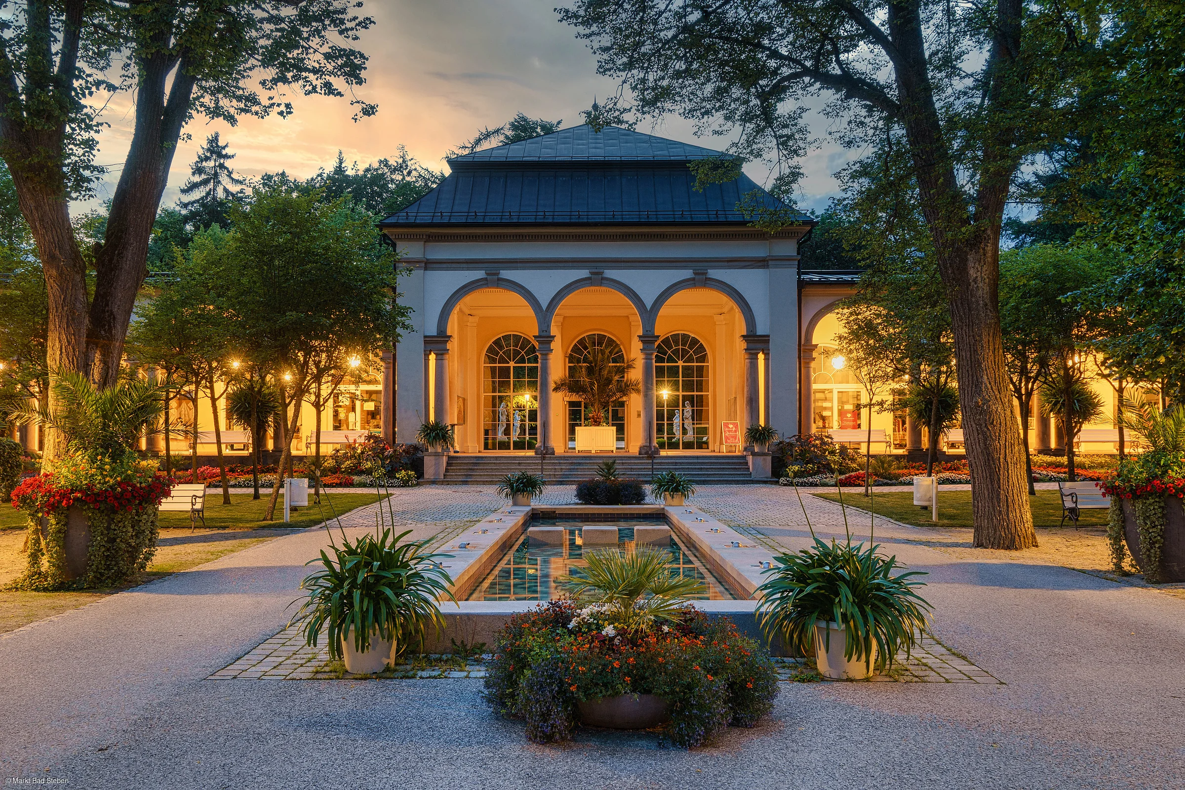 Wandelhalle im Kurpark im Sommerabend