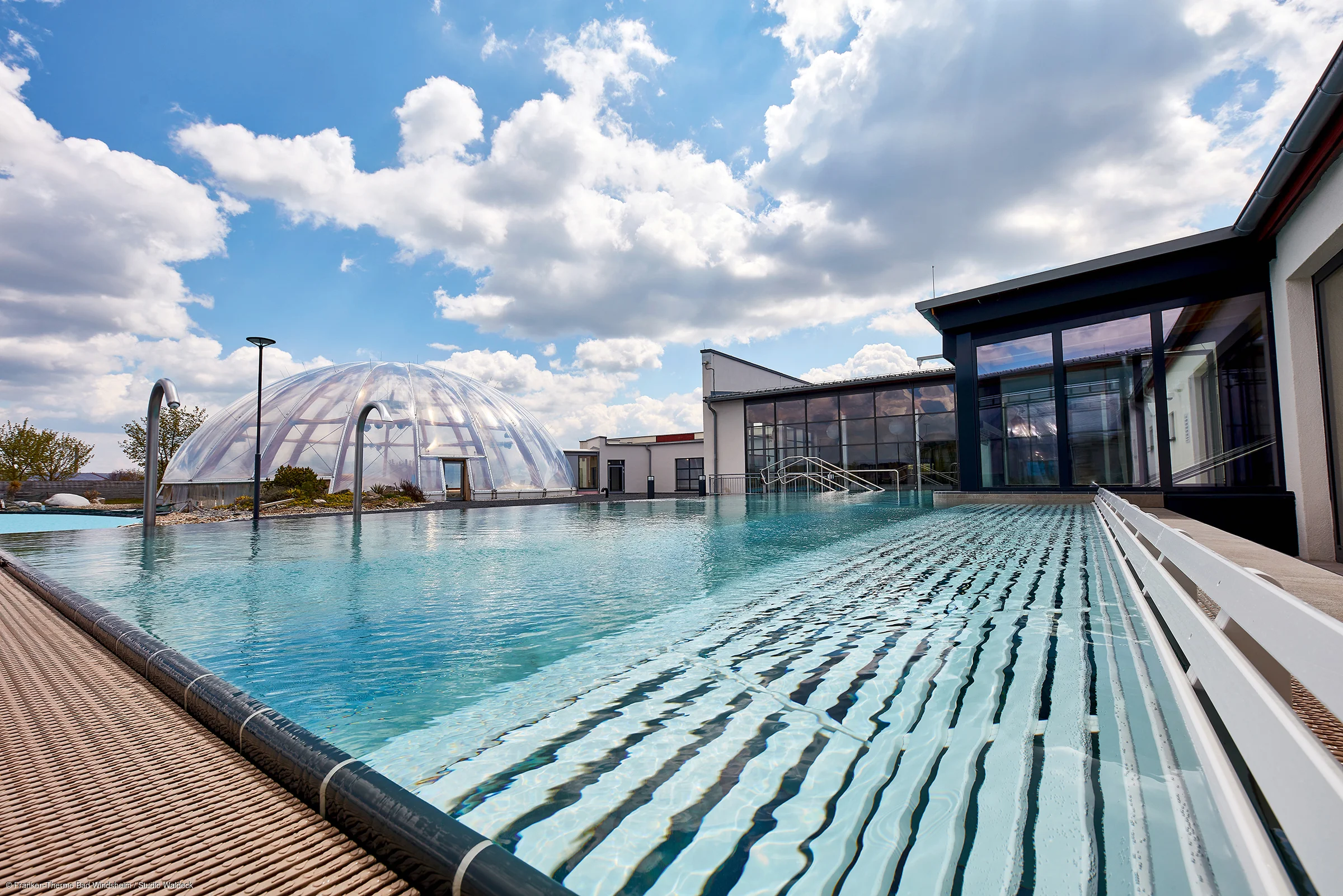 Außenbereich des Hochsole-Bereichs in der Franken-Therme Außenbereich des Hochsole-Bereichs in der Franken-Therme