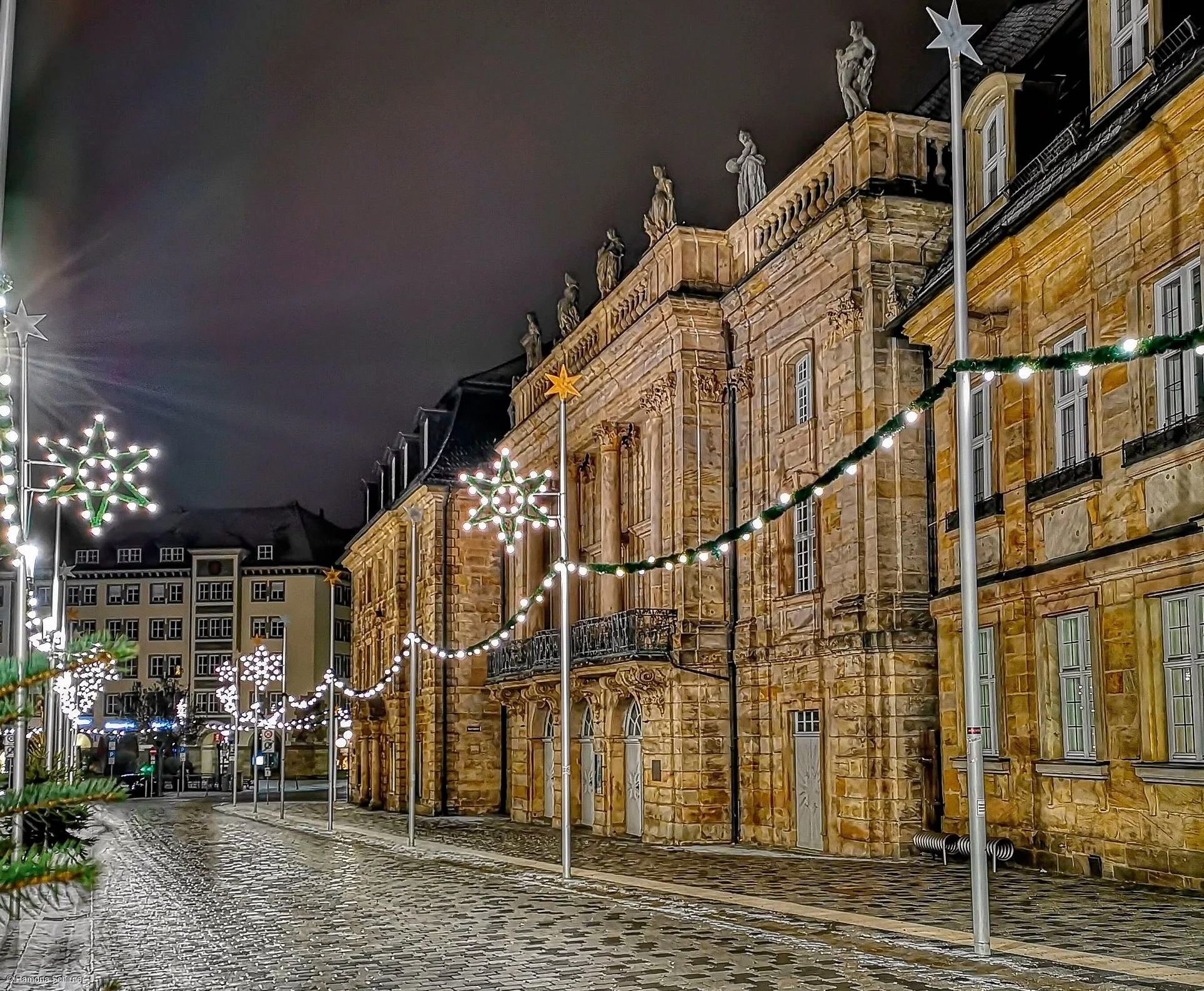 Weihnachtliches Opernhaus