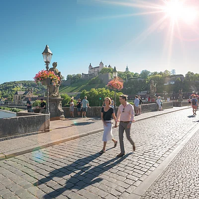 Alte Mainbrücke mit Blick zur Festung Marienberg