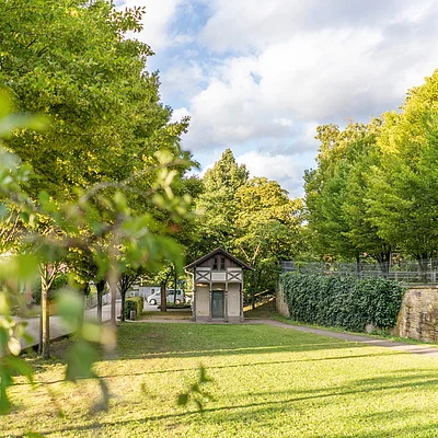 Philosophengang mit Blick auf historisches Gartenhaus