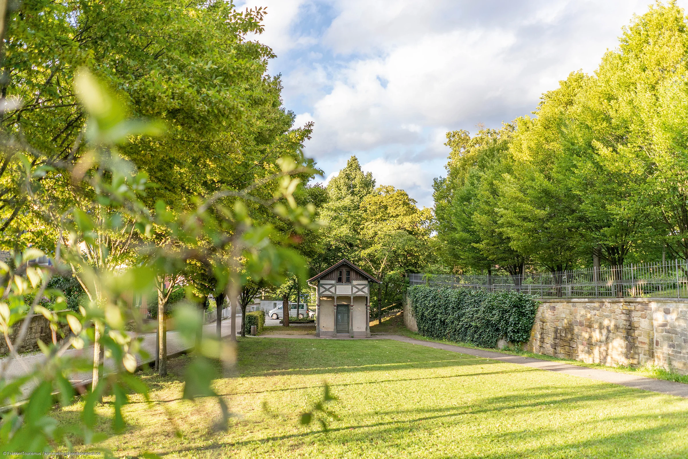 Philosophengang mit Blick auf historisches Gartenhaus Philosophengang mit Blick auf historisches Gartenhaus