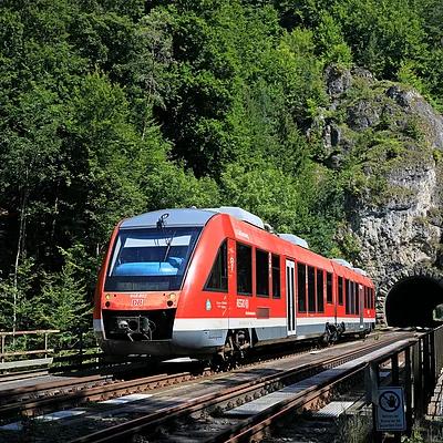 Der 648 302 der DB Regio Mittelfrankenbahn ist als RB 30, 58528, von Neuhaus (Pegnitz) nach Nürnberg Hbf unterwegs, und hat hier soeben den 218 Meter langen Rothenfels-Tunnel vor Rupprechtstegen durchfahren.