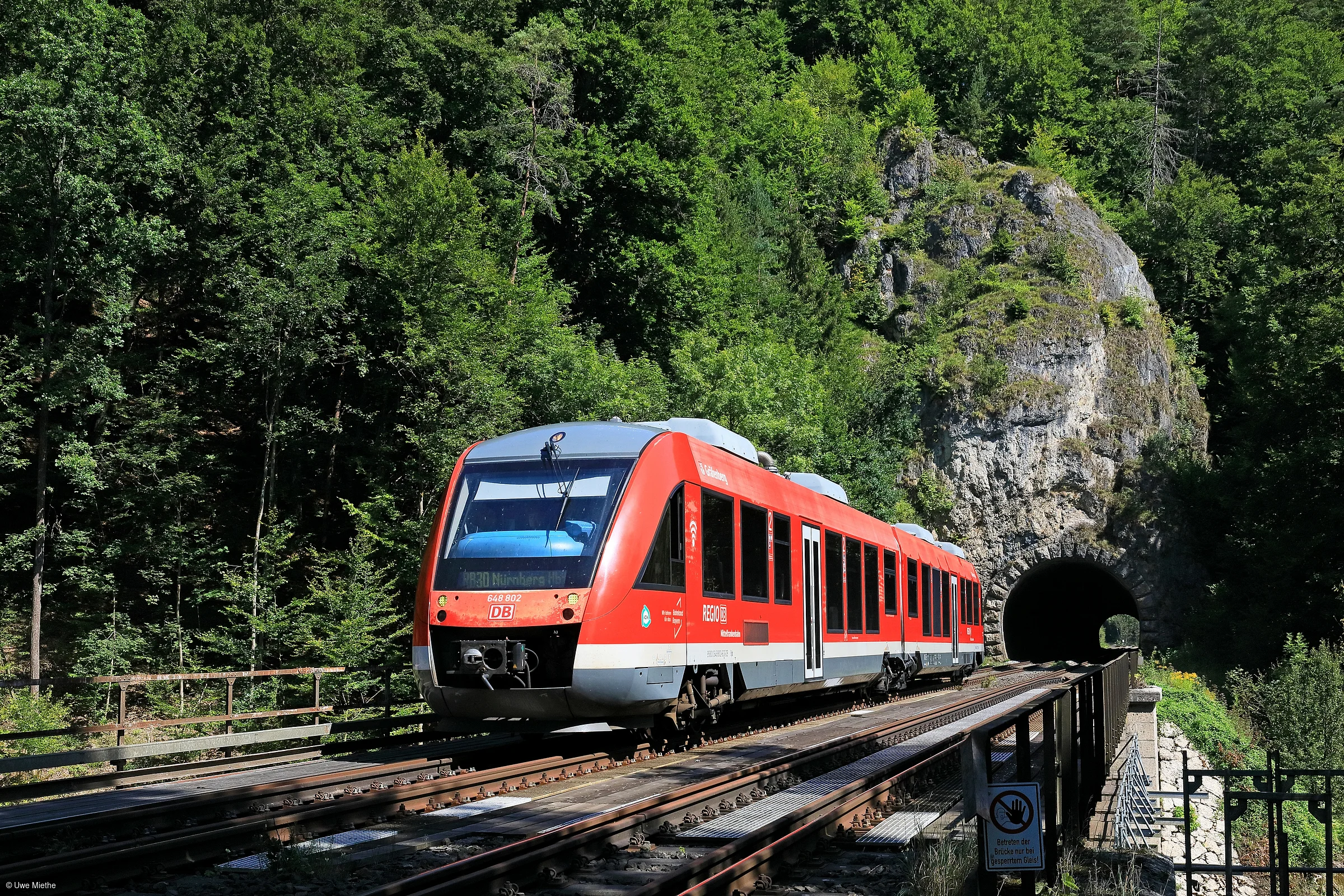 Der 648 302 der DB Regio Mittelfrankenbahn ist als RB 30, 58528, von Neuhaus (Pegnitz) nach Nürnberg Hbf unterwegs, und hat hier soeben den 218 Meter langen Rothenfels-Tunnel vor Rupprechtstegen durchfahren.