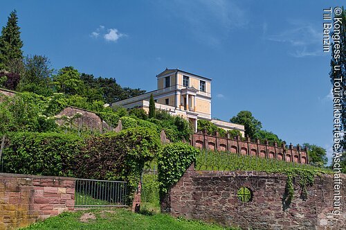 Pompejanum mit Weinberg(Aschaffenburg, Spessart-Mainland) Pompejanum Aschaffenburg mit Weinberg vom Mainufer