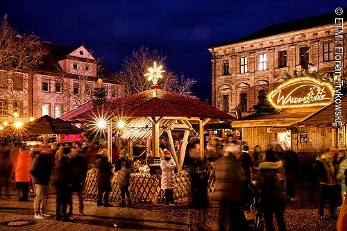 Waldweihnacht (Erlangen, Städteregion Nürnberg) Weihnachtsmarkt bei Nacht mit beleuchtetem Stand „Waldschänke“ und Menschen in Winterkleidung