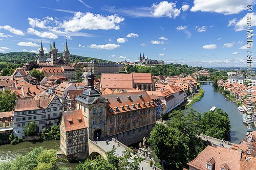 Stadtansicht mit historischen Gebäuden und Fluss unter blauem Himmel mit Wolken am Tag