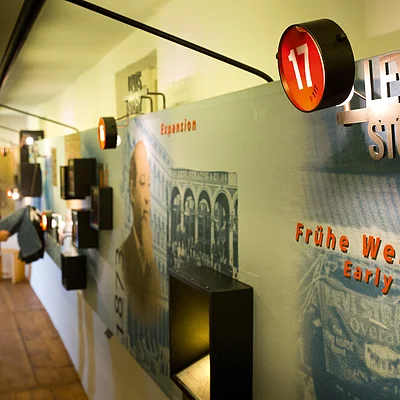 Museumsausstellung zur Geschichte von Levi's Jeans mit zwei Personen, die eine Jeans betrachten