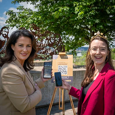 Die Bayerische Landwirtschaftsministerin Michaela Kaniber und die 66. Fränkische Weinkönigin Lisa Lehritter im Jahr 2024 beim Start er Terroir f Web-App am Terroir f in Frickenhausen am Main.
