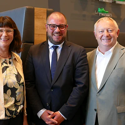 Von links nach rechts: Angelika Schäffer (Geschäftsführerin), Landrat Sebastian Straubel (Vorsitzender) und Landrat a.D. Thomas Bold (Vorsitzender a.D.)