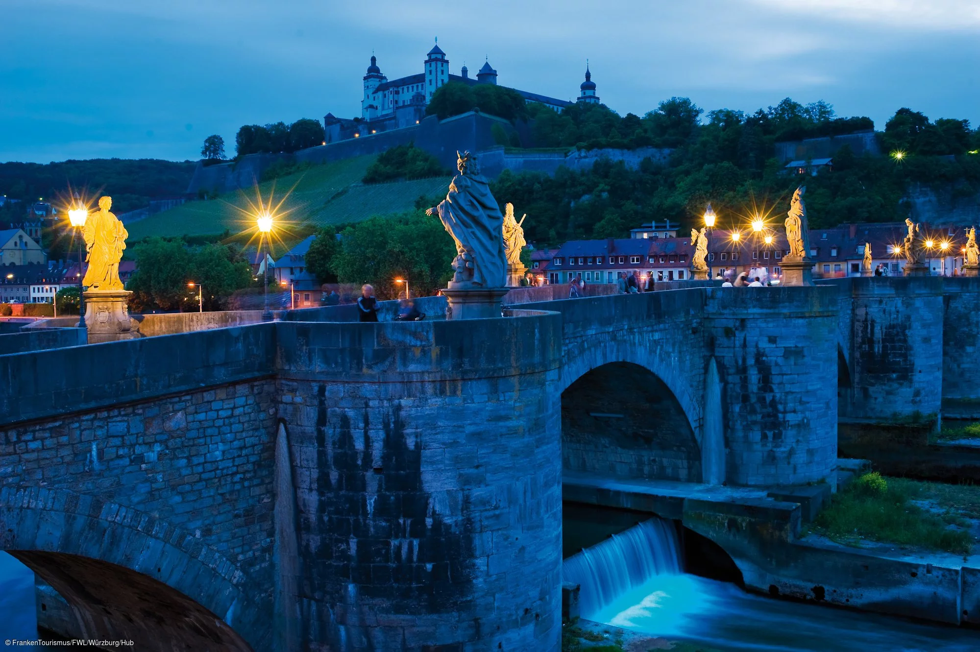 Alte Mainbrücke (Würzburg, Fränkisches Weinland) Alte Mainbrücke, Festung Marienberg, Nachtpanorama