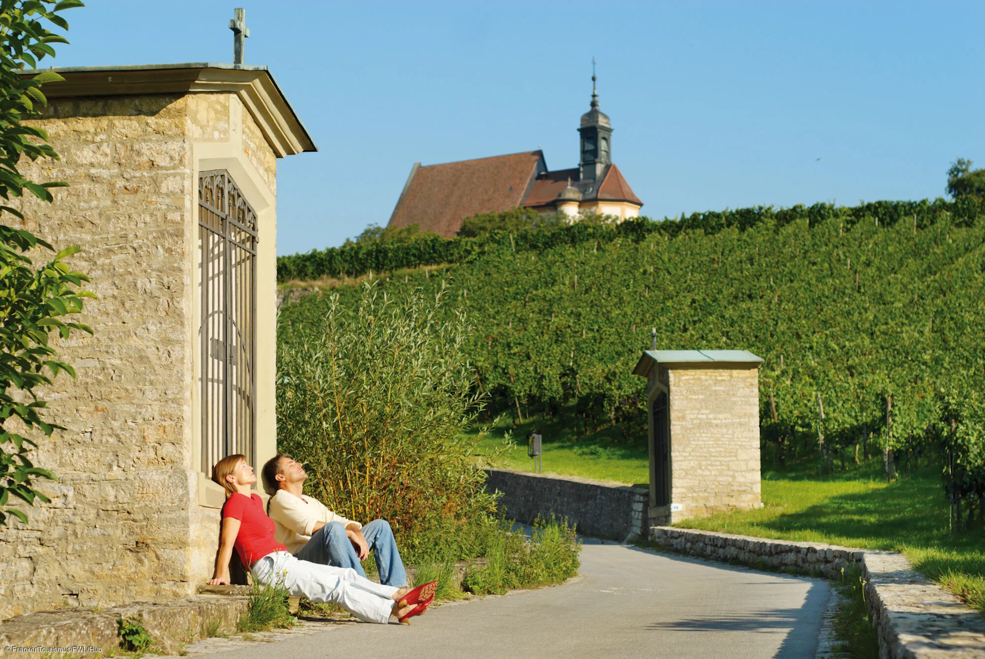 Rastende Wanderer an der Wallfahrtskapelle Maria im Weingarten