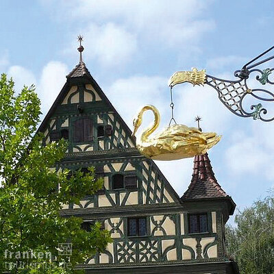 Riffelmacherhaus mit goldenem Schwan (Roth/Fränkisches Seenland)